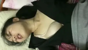送喝多了的老板秘书回家 她老公不在 趁机把她操了妹子迷迷糊糊的一直说你好像不是我老公 你是谁啊