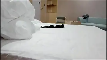 KU跟女同事出差酒店激情放纵，沙发上扒光吃奶玩逼，给狼友掰开看骚穴，口交大鸡巴床上放肆抽插浪叫呻吟不止