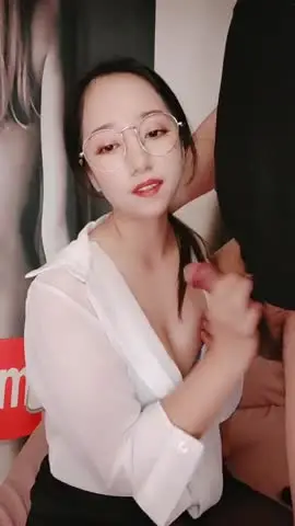 清纯甜美带点性感极品肥臀眼镜骚女,诱人开档黑丝翘起特写,足交扣穴69姿势,骑乘大屁股猛坐,头套男后入撞击 new