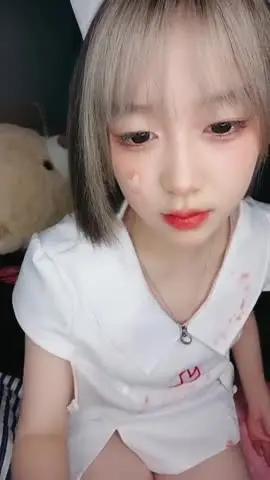 清纯系天花板极品小萝莉，全套护士情趣装没穿内裤，张开双腿自摸粉穴，揉捏贫乳小奶子，非常粉嫩很是诱惑